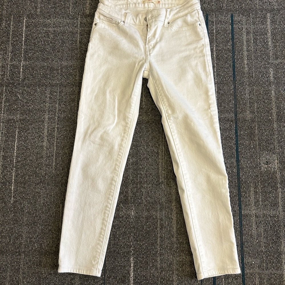 white levis jeans